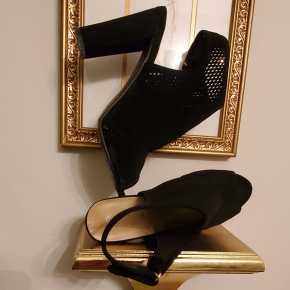 Forever Beso Black Faux Suede Heels - Picture 4 of 7